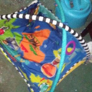 This us like a tummy time but it has like a crate